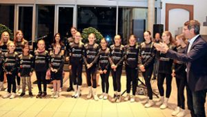 Ettenheims Bürgermeister Bruno Metz gratulierte den  Mädchen der DJK Heimschule Ettenheim, die  Bezirksmeister im Handball wurden. Foto: Decoux