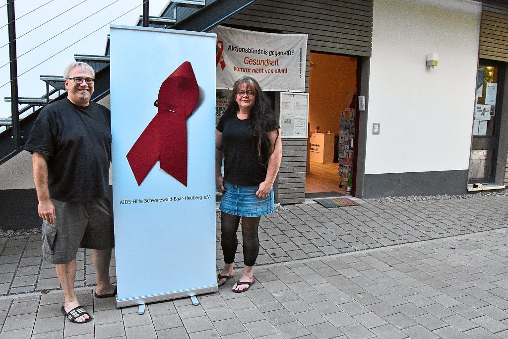 Vorsitzender Bernd Ayasse und die Sexualtherapeutin Kristin Linnenmann vor der Geschäftsstelle in Villingen. Foto: Spitz