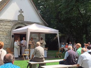 Der katholische Schömberger Pfarrer Johannes Holdt hat diesmal die Predigt auf Loreto gehalten. Foto: Abele-Nastold Foto: Schwarzwälder Bote