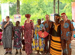 An der bunten Modenschau beim Afrika-Fest beteiligte sich auch der Vorstand der Kinderhilfe Ugwaku.  Foto: Priestersbach Foto: Schwarzwälder-Bote