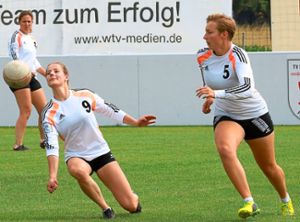 Wann wird Henriette Schell (rechts) wieder eingreifen? Lisa Kübler (am Ball) und Jasmin Sackmann (links) freuen sich   auf die Endrunde um die deutsche Meisterschaft. Foto: Kraushaar Foto: Schwarzwälder Bote