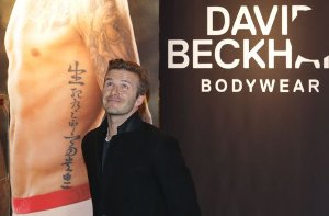 Hunderte von kreischenden Teenies hatten gespannt auf ihn gewartet - eine Stunde später als angekündigt erschien er dann tatsächlich: David Beckham (37). Foto: dpa