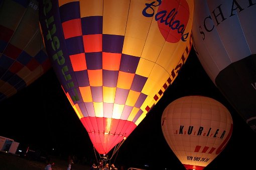 Das Ballonfestival in Bad Dürrheim lockte mehrere Tausend Menschen in den Kurpark. Neben den Ballonstarts waren das Glühen der Ballonhüllen und das prachtvolle Feuerwerk die Höhepunkte des dreitägigen Festivals. Zur Bildergalerie Foto: Bartler-Team