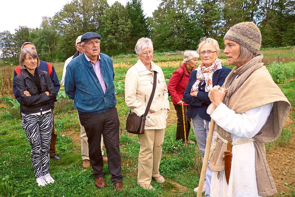 Mareike Punzel erläutert die Grundlagen karolingischer Landwirtschaft. Foto: Weber Foto: Schwarzwälder-Bote