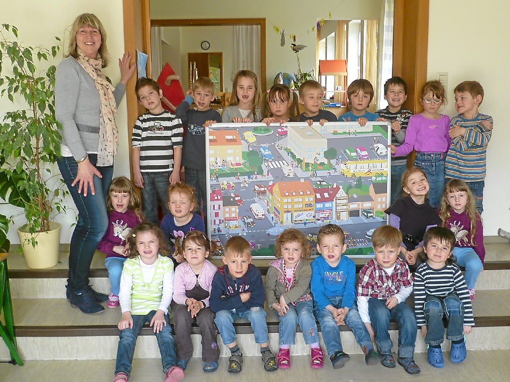 Die Kinder im Kindergarten Hörschweiler freuen sich über ihr Wimmelbild. Foto: Kindergarten Hörschweiler Foto: Schwarzwälder-Bote