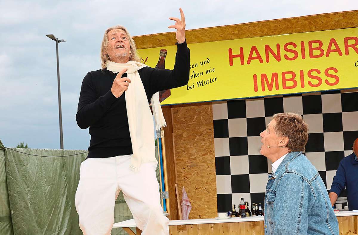 Zwei Künstler auf dem Weg zur Schauspielschule: Dietmar Schlau (links) und Harry Grüneis proben in der Sommertheaterkomödie Currywurst und Pommes ein letztes Mal an der Hansibar. Foto: Heinig