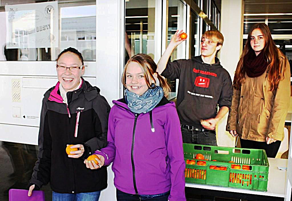 Schüler des Gymnasiums Meßstetten bedienen sich an der Früchteausgabe. Foto: Gymnasium Foto: Schwarzwälder-Bote
