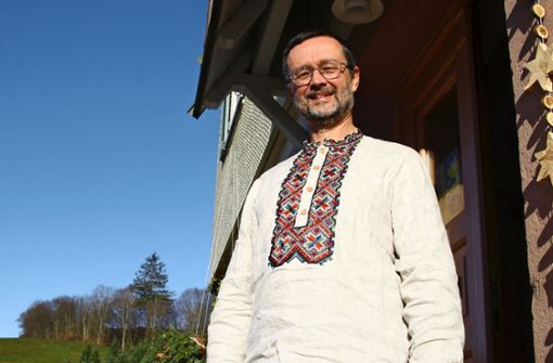 Pfarrer Matthias Lasi vor dem Pfarrhaus in Schwarzenberg. Er trägt ein Wyschywanka, das ukrainische bestickte Hemd. Foto: B. Schwarz