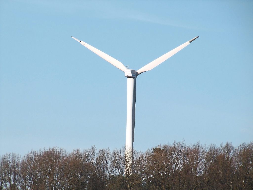 Der neue Windpark soll Ende 2018 mit fünf neuen Anlagen in Betrieb gehen. Spätestens dann wird die derzeit bestehende Anlage  abgeschaltet und abgerissen.   Foto: Kugel