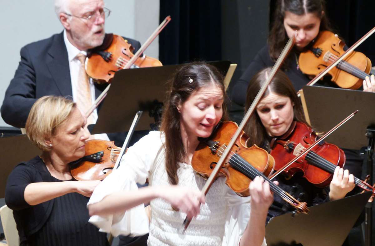 Solistin Julia Galić spielte mit Verve; links: Konzertmeisterin Sibylle Kistermann. Foto: Susanne Conzelmann