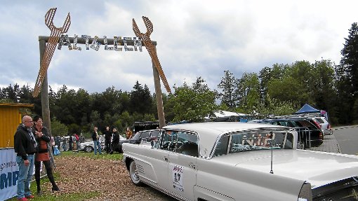 Der knapp sechs Meter lange Lincoln Continental Lilly bei der Einfahrt aufs Altblech-Festivalgelände. Der spektakuläre Straßenkreuzer war das einzige Fahrzeug, das die Black Forest Challenge wegen Bremsproblemen abbrechen musste.  Foto: Kunert