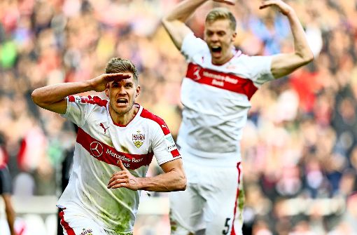 Der Torjäger vom VfB Stuttgart weiß starke Kräfte hinter sich: Simon Terodde jubelt über seinen späten Siegtreffer gegen den SV Sandhausen – und im Hintergrund freut sich Timo Baumgartl mit ihm. Foto: Getty