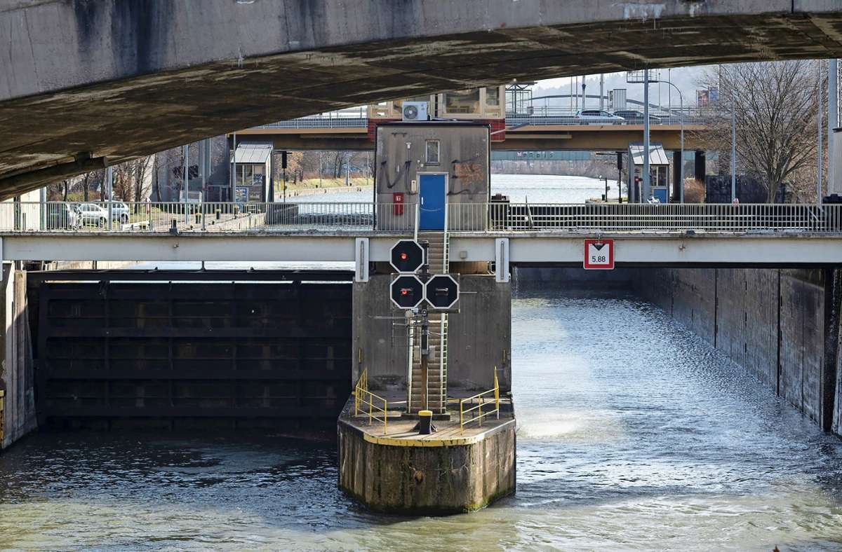 Die Schleusen am Neckar sollen verlängert werden für große Schiffe. Foto: dpa/Marijan Murat
