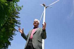 Ministerpräsident Winfried-Kretschmann (Grüne) bei einem Windpark in Sulzbach-Laufen. Foto: dpa/Bernd Weißbrod