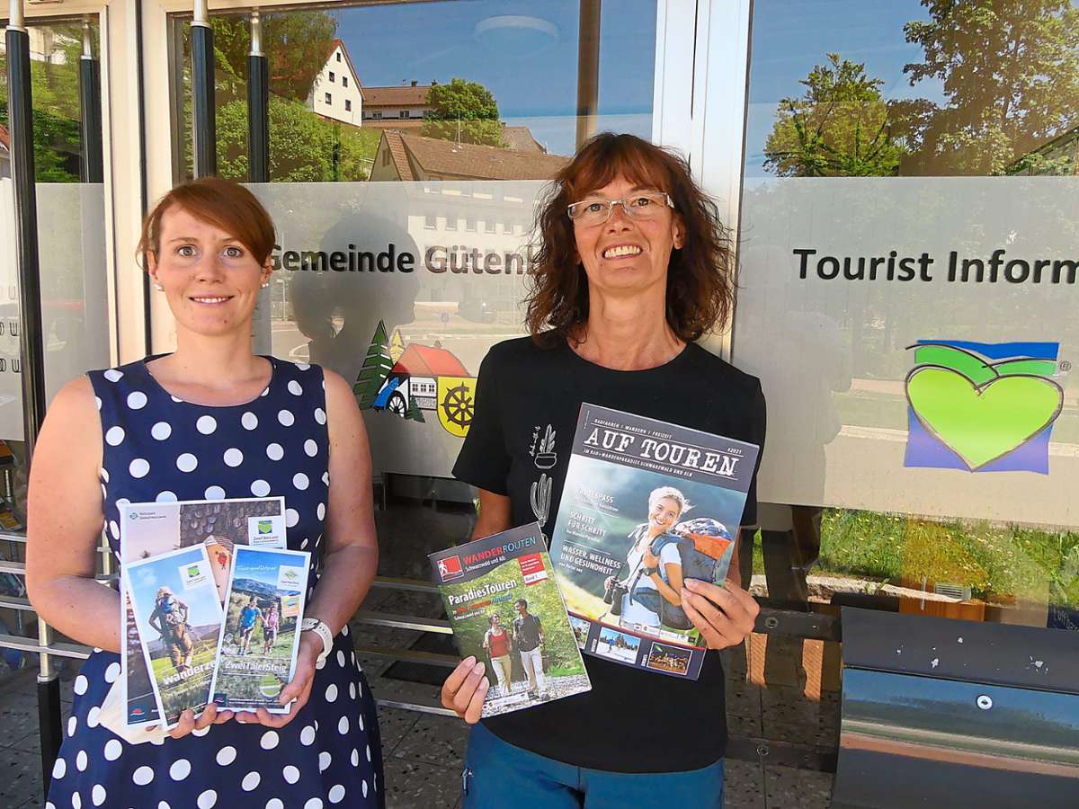 Sie freuen sich über den Gütenbacher Tourismus, der wieder nach langer Corona-Durststrecke anspringen kann: Bürgermeisterin Lisa Hengstler (links) und ihre Mitarbeiterin Bettina Hug.