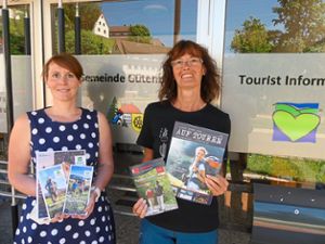 Sie freuen sich über den Gütenbacher Tourismus, der wieder nach langer Corona-Durststrecke anspringen kann: Bürgermeisterin Lisa Hengstler (links) und ihre Mitarbeiterin Bettina Hug. Foto: Kouba