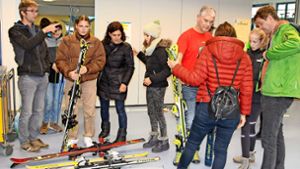 Sind die Ski gut? Besucher und Skiclubmitglieder begutachten die Ware. Foto: Dagobert Maier