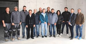 Bürgermeister Markus Zeiser (Zweiter von rechts) lobt die Mitarbeiter der am Bau beteiligten Firmen, Architektur- und Planungsbüros.  Foto: Born Foto: Schwarzwälder Bote