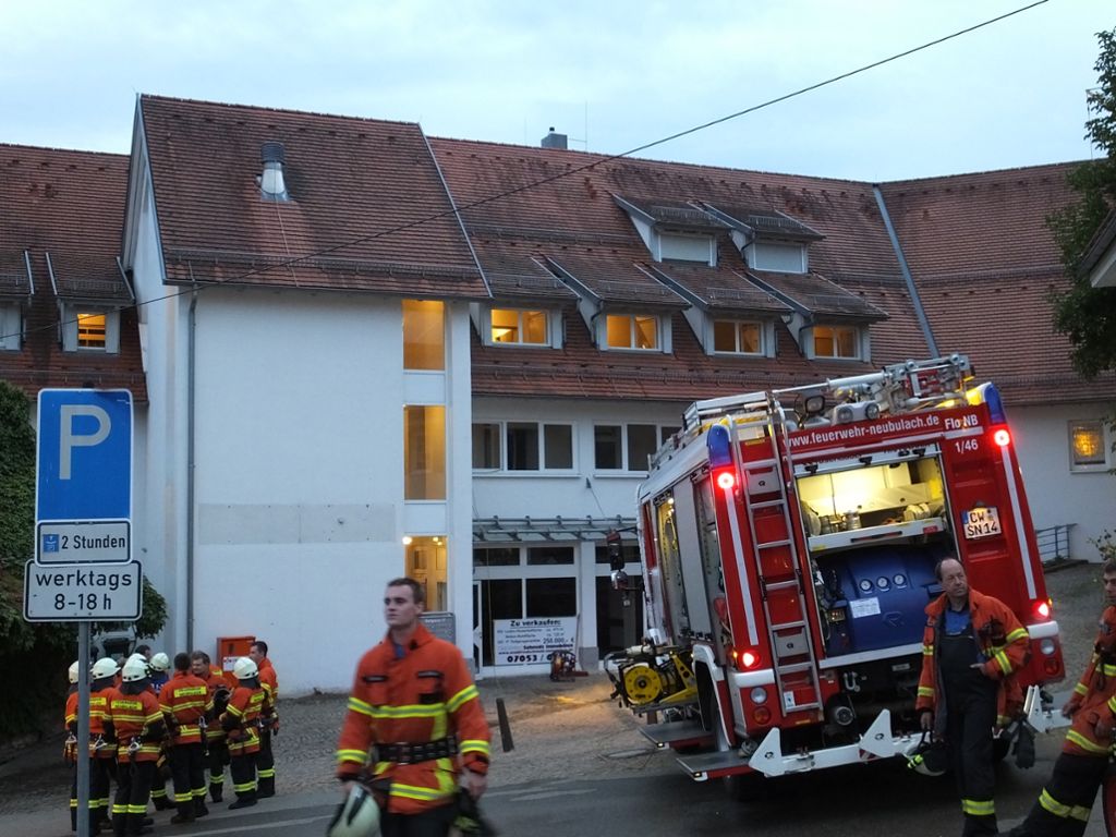 Bei einem Brand in diesem Haus in Neubulach starben vor einem Jahr zwei Menschen. Diese Woche musste die Feuerwehr erneut anrücken.