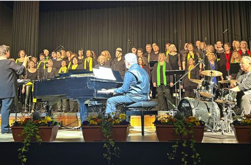 Der gemeinsame Auftritt der Chöre bildete den Höhepunkt des Konzerts in der Schwarzwaldhalle in Baiersbronn. Foto: Braun