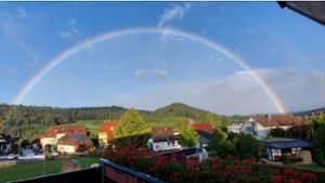Ein fast perfekter Regenbogen – aufgenommen vom oberen Ort in Ebhausen. Foto: Jacqueline Geisel
