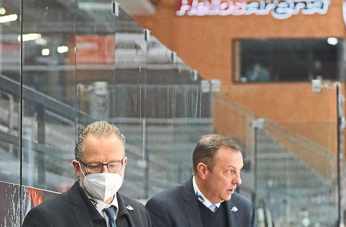 Wild-Wings-Coach Christof Kreutzer (links) muss am Sonntag im Heimspiel gegen Ingolstadt ohne seinen Co-Trainer Steffen Ziesche (rechts) auskommen. Foto: Eibner