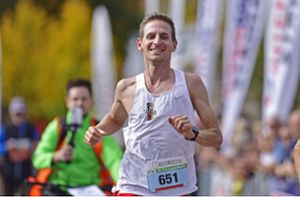 Mit einem Lächeln ins Ziel:  Erstmals hat Lennart Nies (TV Maikammer) den traditionellen Schwarzwald-Marathon gewonnen. Foto: Roland Sigwart