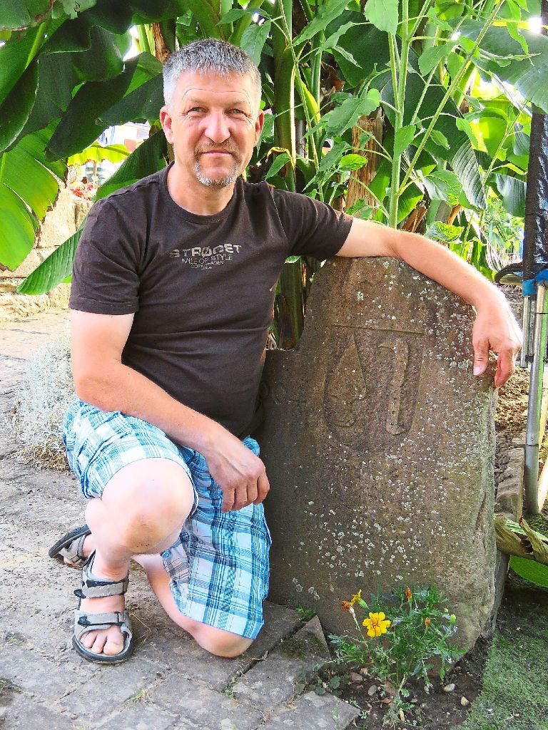 Ortsverbunden: Hans Killius in seinem Garten neben einem Sandstein mit dem Friesenheimer Wappen. Foto: Bohnert-Seidel Foto: Lahrer Zeitung