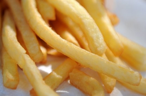 Pommes frites und Schnitzel: Die Verbraucherzentrale kritisiert die einseitigen Gerichte, die Restaurants für Kinder zubereiten. Foto: dpa