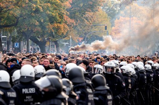 Die Fans des Hamburger SV gingen von der Polizei begleitet zum Stadion. Foto: dpa/Daniel Bockwoldt