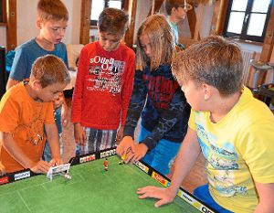 Spielspaß auf engstem Raum bot das Tipp-Kick-Turnier seinen zehn Spielteilnehmern im Jugendhaus Bohrturm.  Foto: Kaletta Foto: Schwarzwälder-Bote
