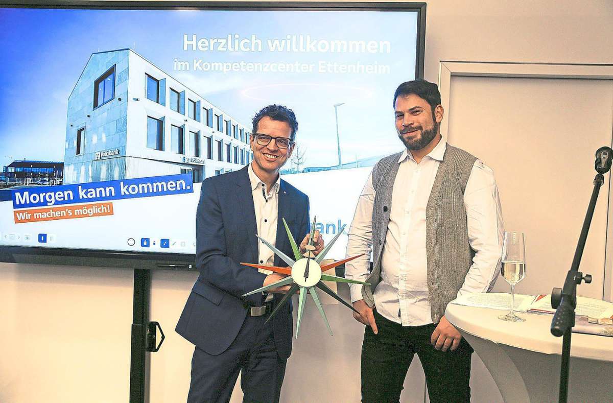 Vorstandsvorsitzender Peter Rottenecker (links) erhielt von Architekt Jan-Philipp Feißt einen Stern zur Eröffnung. Foto: Decoux