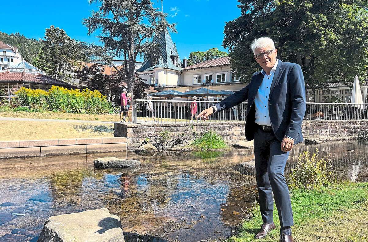 Bürgermeister Klaus Hoffmann inspiziert den Wasserstand der Alb. Foto: Stadt Bad Herrenalb