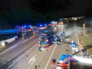 Víele Einsatzkräfte waren wegen des schweren Verkehrsunfalls bei Baisingen gefordert.   Foto: Medienteam Feuerwehr Rottenburg am Neckar
