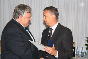 Bürgermeister Gerhard Feeß (rechts) überreichte dem scheidenden Schulleiter zum Abschied die Bürgermedaille in Silber. Foto: Schwarzwälder-Bote