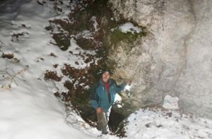Dieter Hoffmann ist in den Höhlen der Region unterwegs, zählt Fledermäuse und mahnt, die Tiere in ihrer Winterruhe nicht zu stören. Foto: Wegner