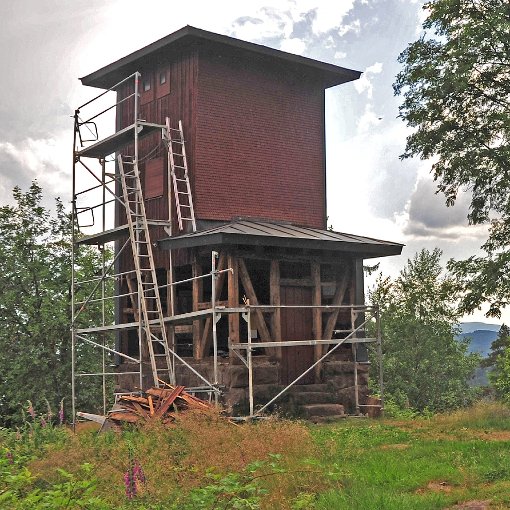 Derzeit  ist der Schwarzwaldverein  Schiltach-Schenkenzell  dabei, den Theisenkopfturm zu sanieren.  Foto: Verein Foto: Schwarzwälder-Bote