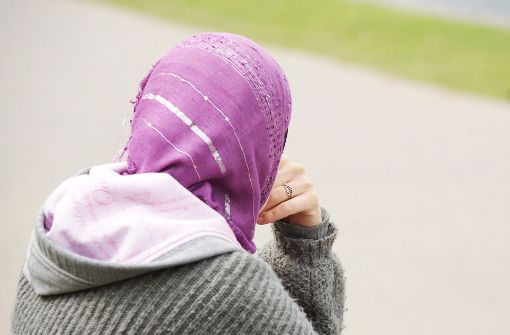 Eine Jugendliche aus Syrien wird seit Ende November in Tübingen vermisst. Das Mädchen trägt teilweise ein Kopftuch. (Symbolfoto) Foto: dpa