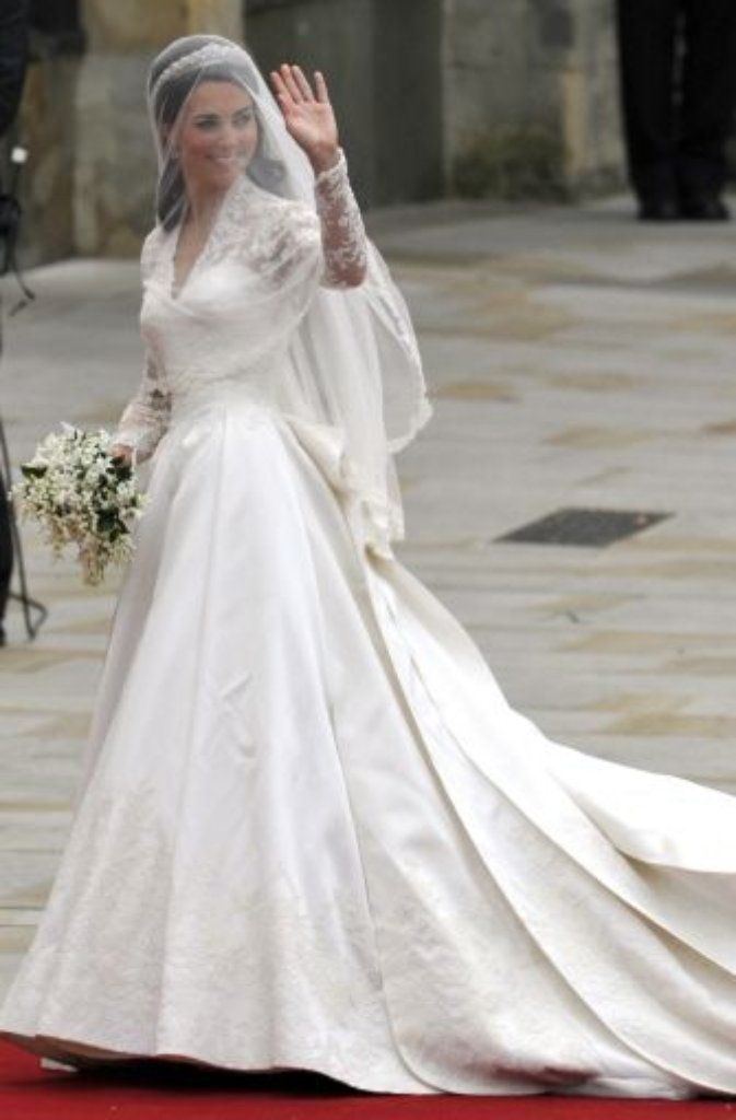 Geschmackvoll, züchtig und etwas ganz besonderes: Kate Middletons Hochzeitskleid wurde 2011 von Sarah Burton entworfen.