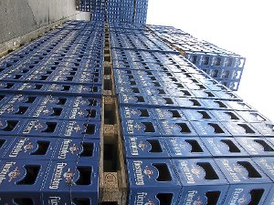 Blau, bau, nochmals blau: Im Brauereihof stapelt sich wieder einiges. Eine Leerpalette Bierkisten wiegt etwa 400 Kilogramm, befüllt kommen 1,2 Tonnen zusammen. Foto: Hahnel Foto: Schwarzwälder-Bote