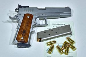 Auch der Amokläufer von Hamburg besaß seine halbautomatische Pistole mit einer Waffenbesitzkarte legal. (Symbolbild) Foto: imago//Michael Schöne