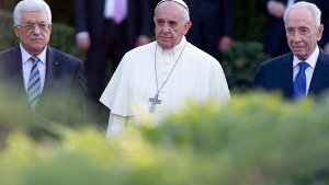Papst betet mit Peres und Abbas