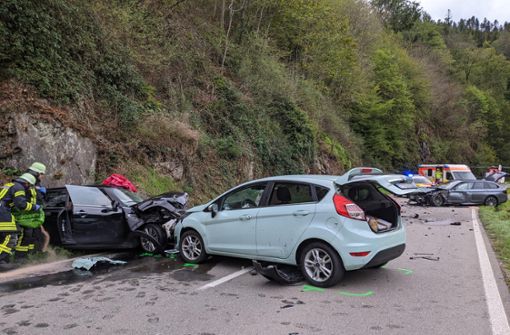 Zu einem schweren Verkehrsunfall mit drei beteiligten Fahrzeugen ist es am Donnerstagnachmittag auf der Bundesstraße 294 zwischen Schenkenzell und Schiltach nahe der Schenkenburg gekommen. Foto: Sum