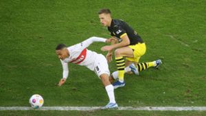 Der VfB ist in dieser Saison schon zweimal auf Borussia Dortmund getroffen – und wie hier Enzo Millot (links) gegen Nico Schlotterbeck behaupteten sich die Stuttgarter. Foto: Baumann