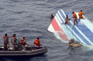 Ein Wrackteil der abgestürzten Air-France-Maschine wird geborgen. Viele Opfer befinden sich noch auf dem Meeresgrund. Foto: dpa