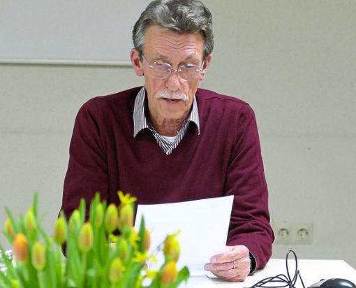 Dieter Renz verliest in der jüngsten Sitzung des Walddorfer Ortschaftsrats die Erklärung über seinen Rücktritt Foto: Stadler Foto: Schwarzwälder Bote