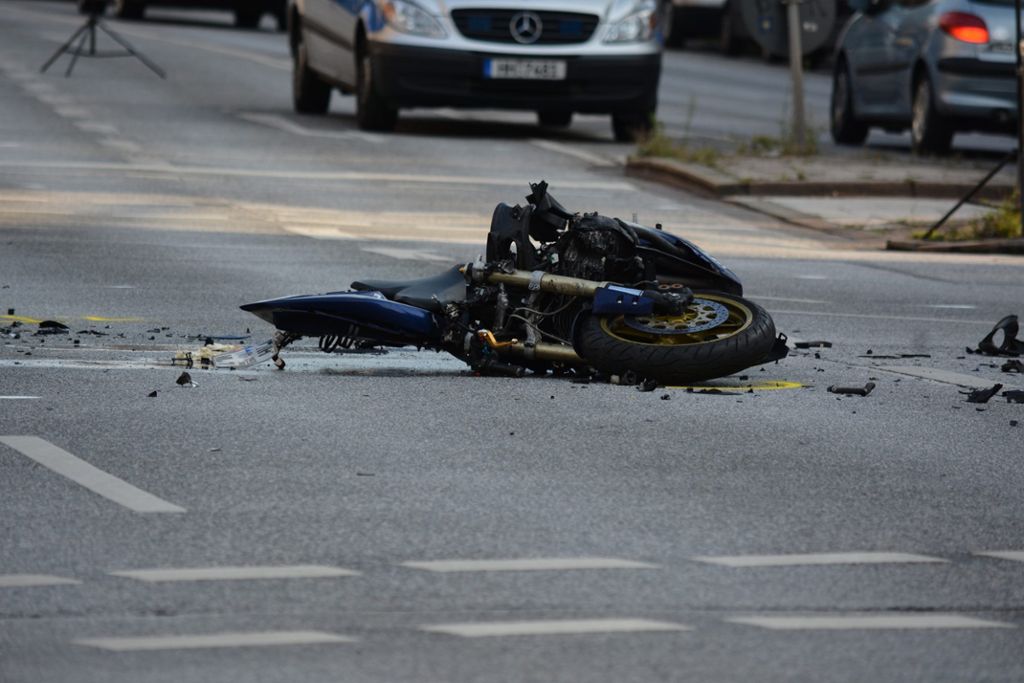 Einer der Motorradfahrer wurde verletzt. (Symbolfoto) Foto: fsHH/Pixaby