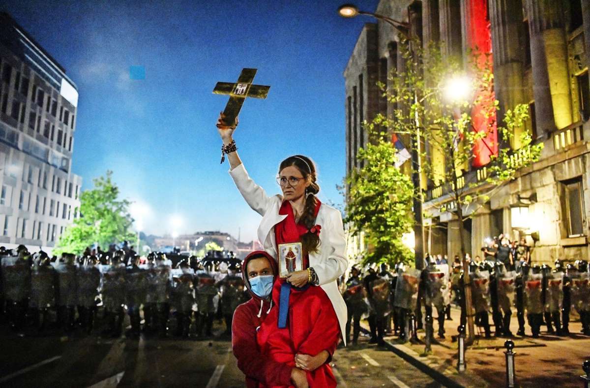 Mit dem Kreuz gegen  Coronaschutz: Seit dieser Demo in Belgrad im Juli 2020, hat sich an dieser Kombination  wenig geändert. Foto: AFP/Andrej Isakovic