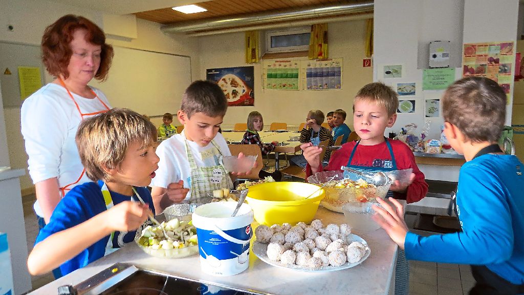 Konzentriert bei der Sache: Kinder der Villinger Südstadtschule bereiteten gemeinsam ein Frühstück zu. Der Lions-Club begann damit sein neues Projekt Kochen macht Spaß. Foto: Lions Foto: Schwarzwälder-Bote