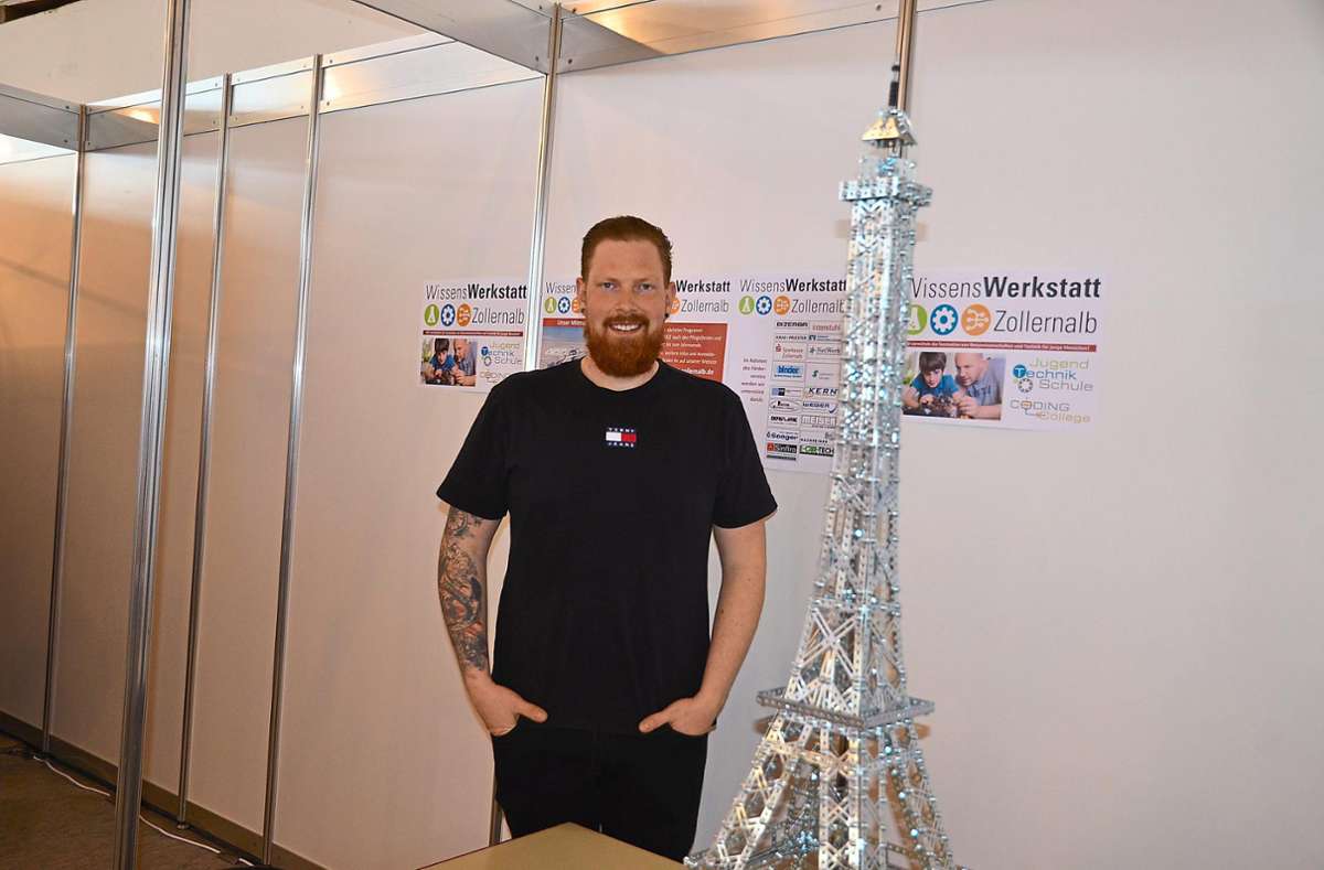 Patrick Richau zeigt im Auftrag der Wissens-Werkstatt ein Modell des Pariser Eiffel-Turms.